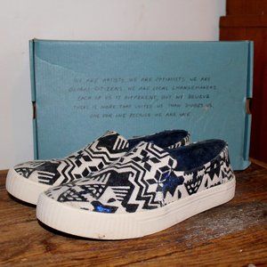 TOM'S AZTEC PRINT SLIP ON SHOES - WOMEN'S SIZE 7